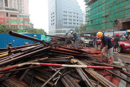 厦门一医院脚手架坍塌 13辆车被埋4人受伤